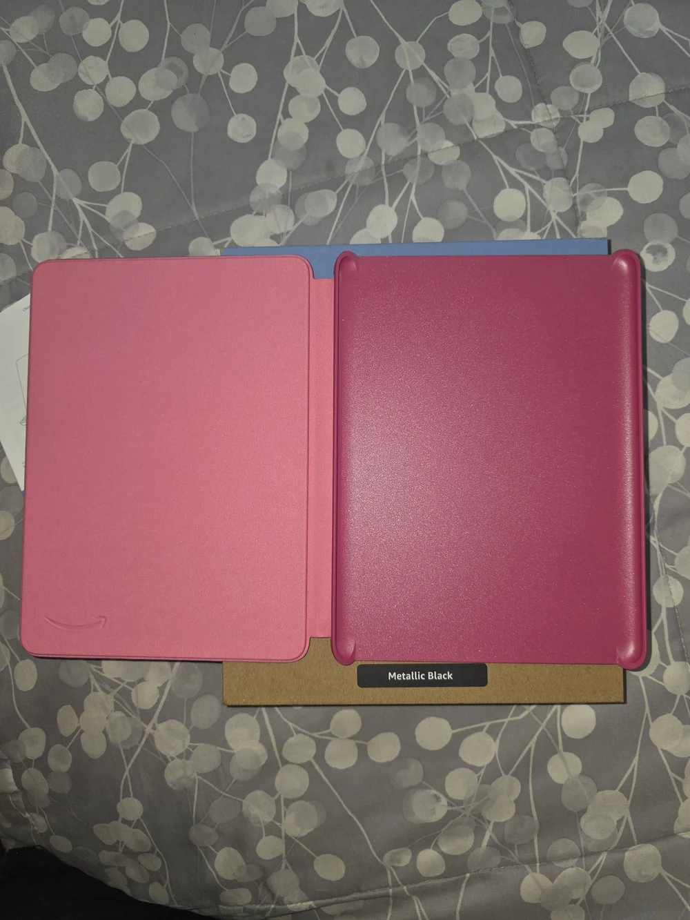 Kindle ColorSoft Signature Edition Black w/ Charging Dock and Magenta Case